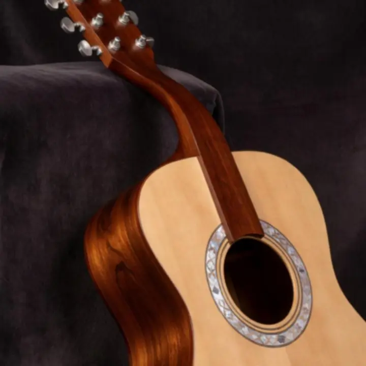 Detale rzemieślniczej gitary z drewna mahoniu
