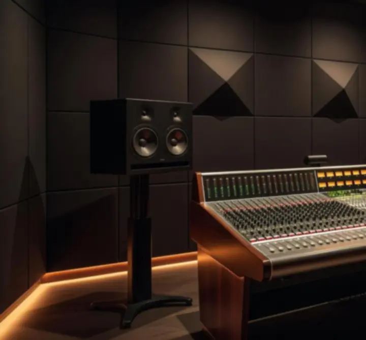 Profesjonalne środowisko studyjne z monitoreferencyjnymi i sprzętem audio najwyższej klasy
